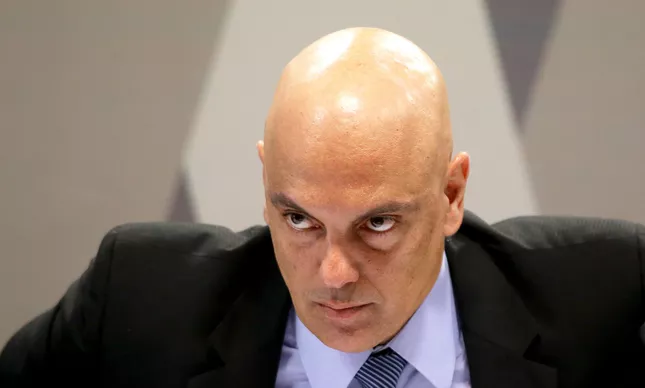Cutucaram o leão com vara bem curta