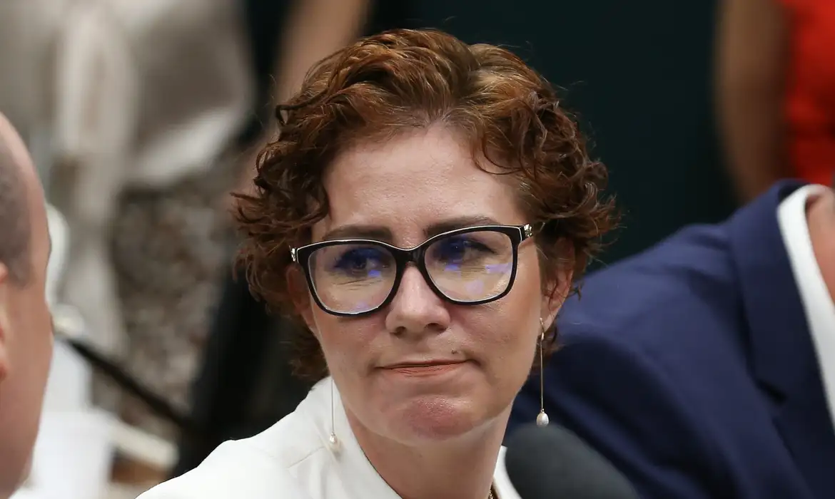 O calvário de Carla Zambelli, agora no Brasil