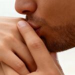 Cuidado ao beijar a mão na Espanha