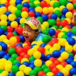 Pais, muita atenção com as piscinas de bolinhas!
