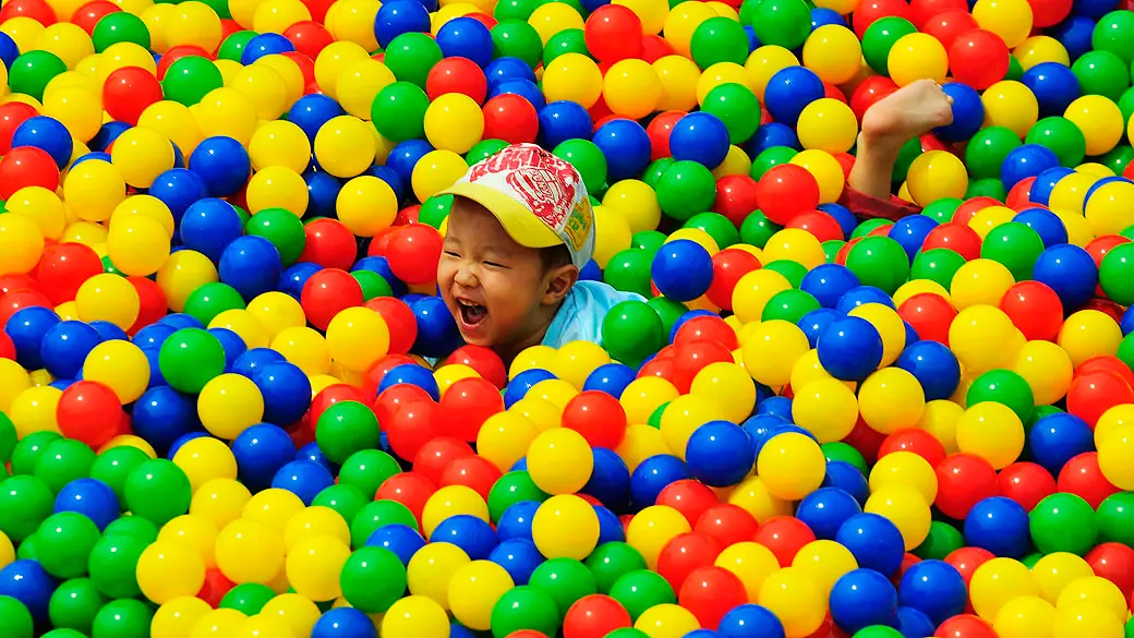 Pais, muita atenção com as piscinas de bolinhas!