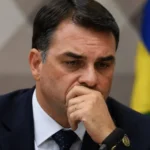 Flávio Bolsonaro caindo do cavalo