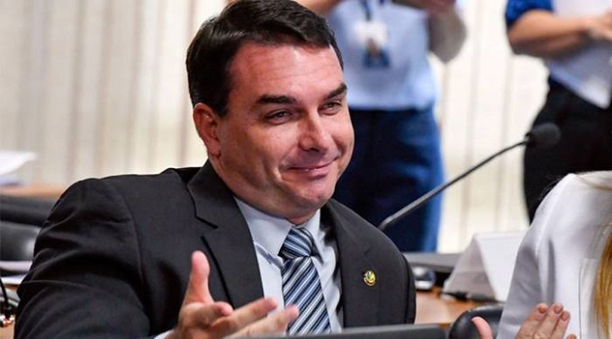 “Era confidencial, simples assim”, explica Flávio Bolsonaro 